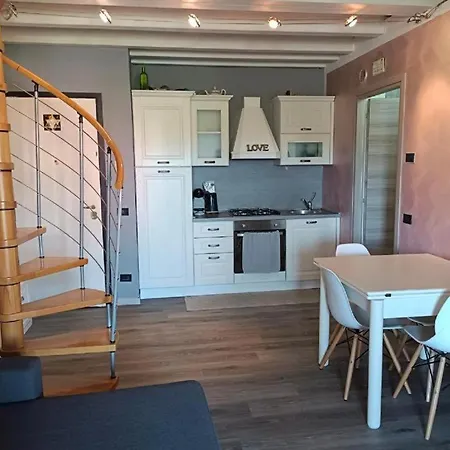 Apartment Il Gabbiano - In With Pool Desenzano del Garda